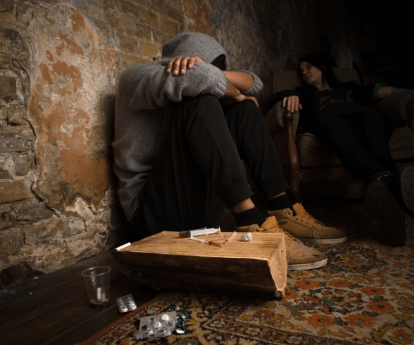 Наркоман прижался к стене и подобрал под себя ноги